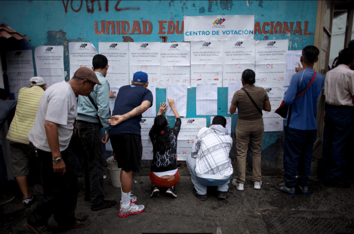 Venezolanos acudieron a los centros de votación durante la jornada del domingo
