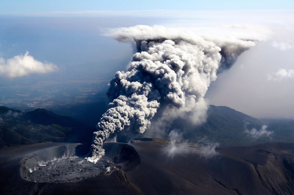 volcan hace erupcion arroja cenizas ciudades