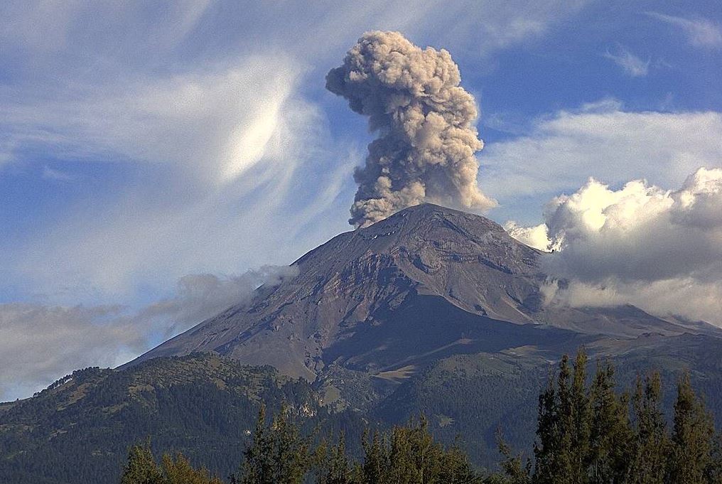 volcan popocatepel emite exhalaciones y cantidades de ceniza