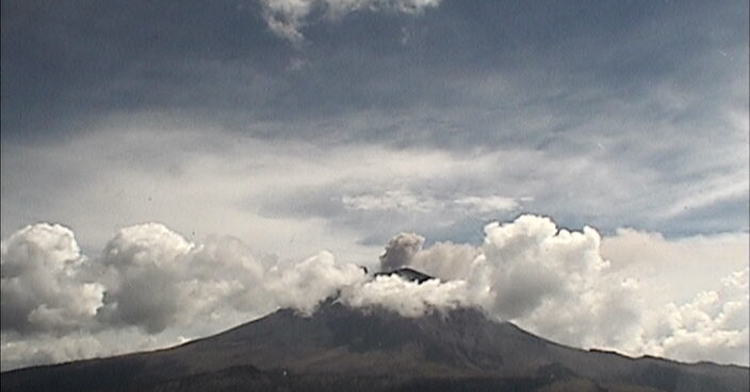 Exhalación del volcán Popocatépetl con vapor de agua