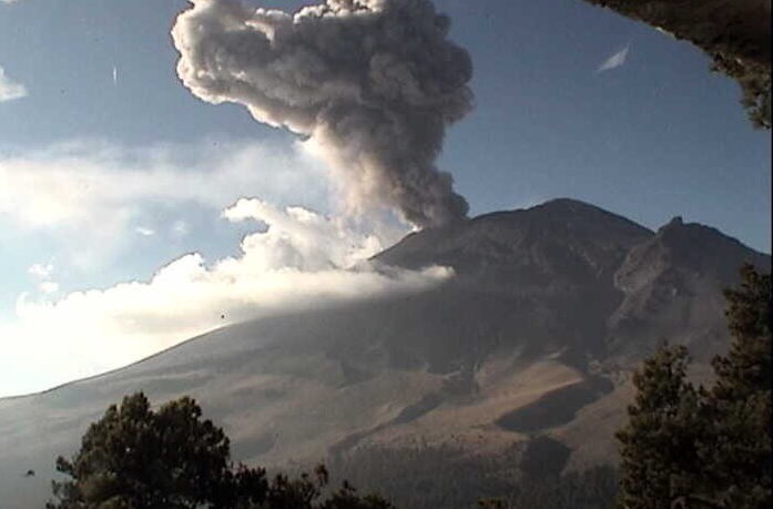 Volcán Popocatépetl registra exhalación de dos mil metros de altura