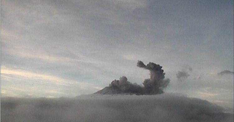 volcán popocateptl realiza explsion y provoca caida de ceniza