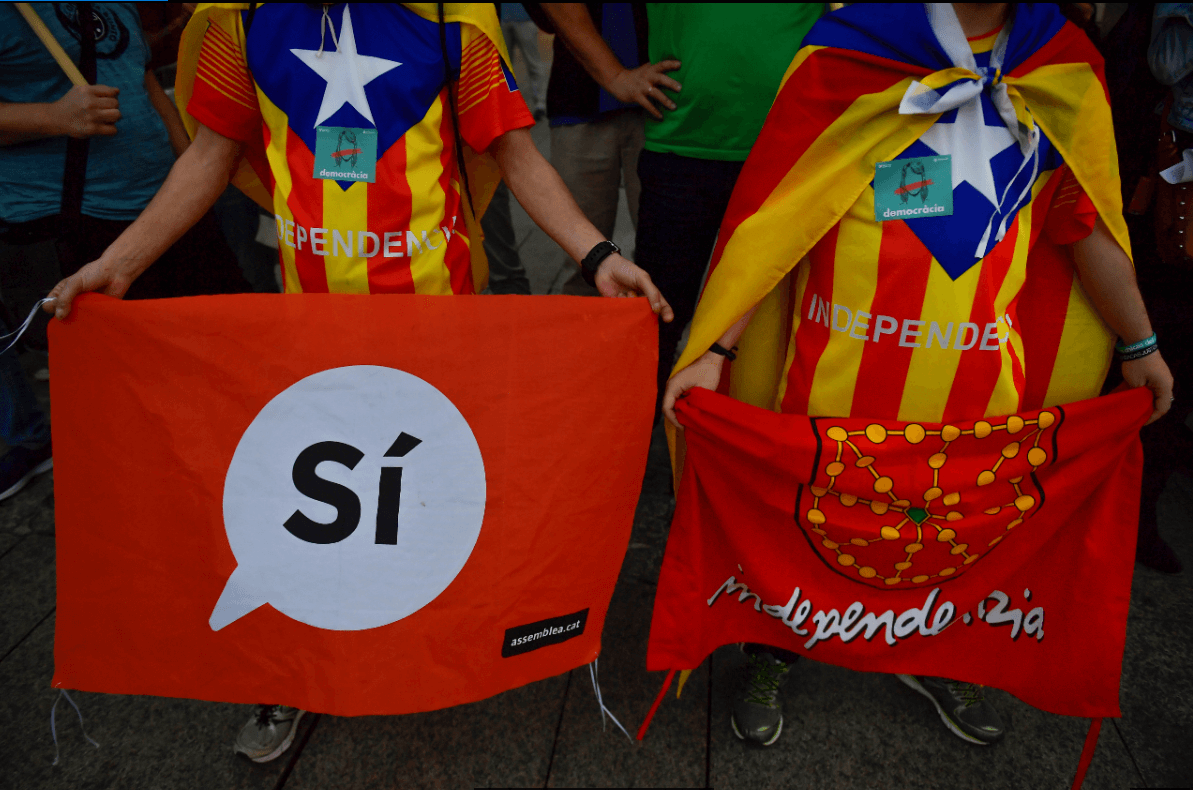 Votantes independentistas durante manifestación en Cataluna