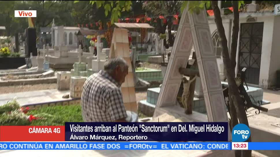 Visitantes llegan al Panteón Sanctorum, delegación Miguel Hidalgo de CDMX