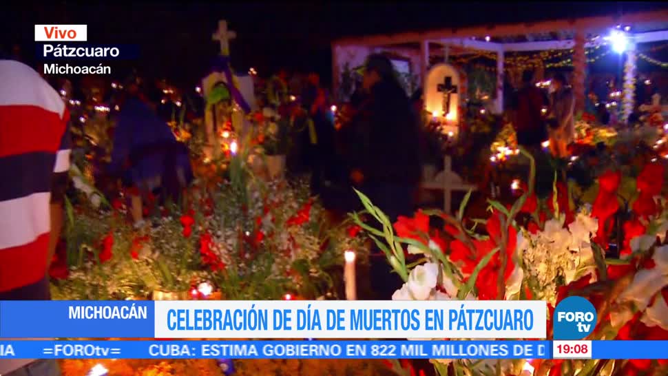 Habitantes de Pátzcuaro decoran los panteones por Día de Muertos