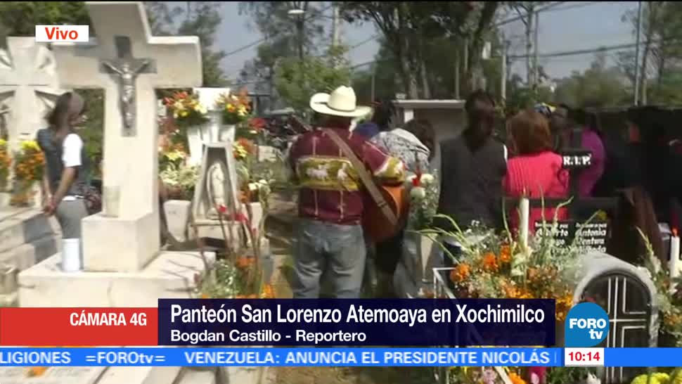 Músicos, visitantes y flores llenan el panteón San Lorenzo Atemoaya de Xochimilco