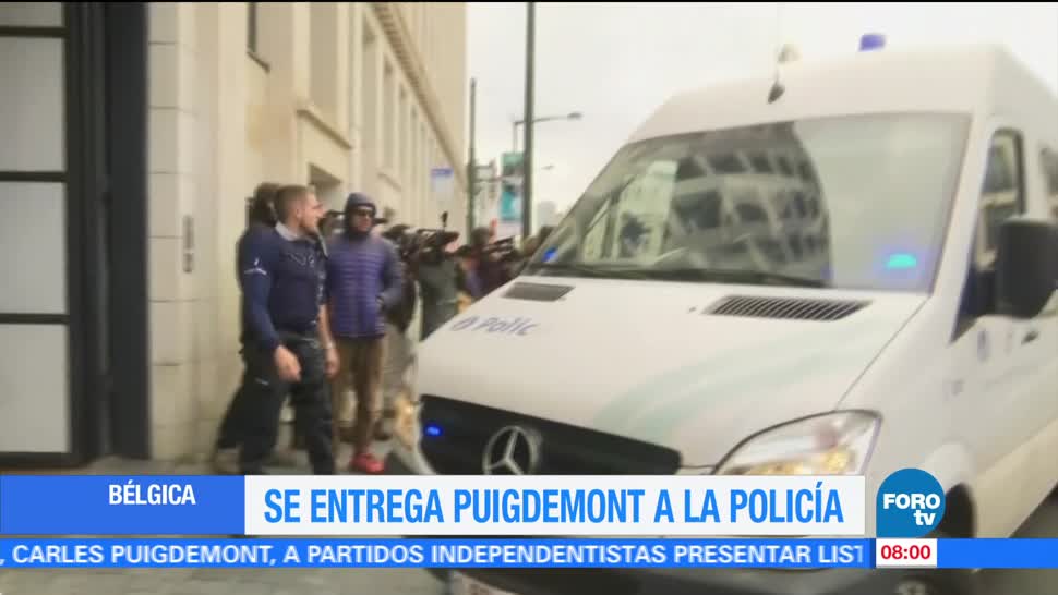 Se entrega Carles Puigdemont a la policía