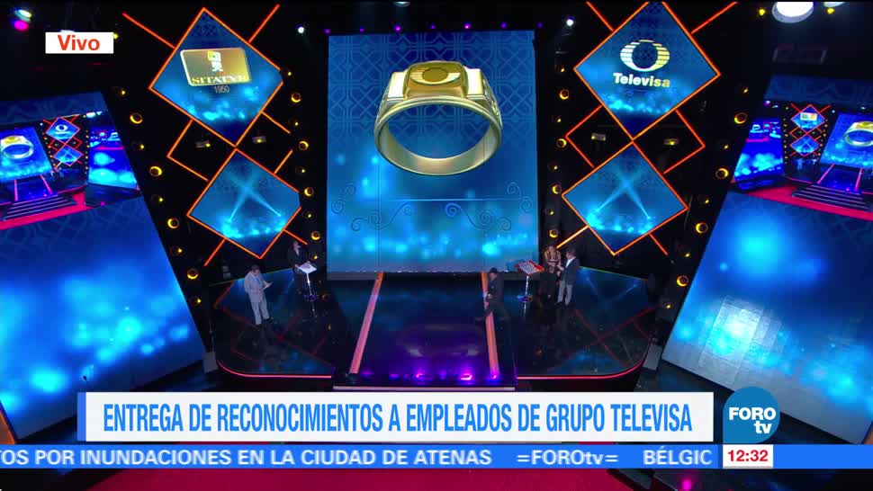 El señor Emilio Azcárraga Jean entrega reconocimientos a empleados de Grupo Televisa