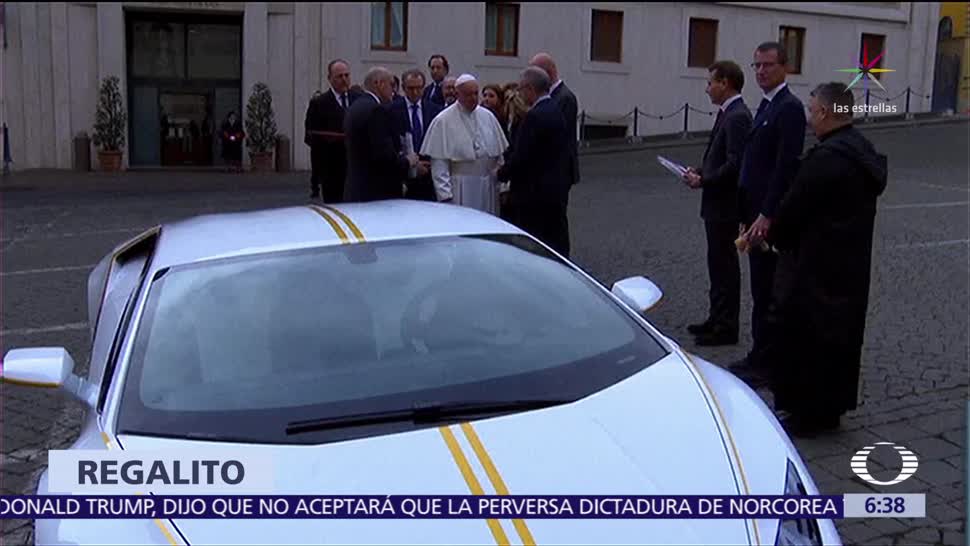 El papa Francisco recibe Lamborghini edición especial de regalo
