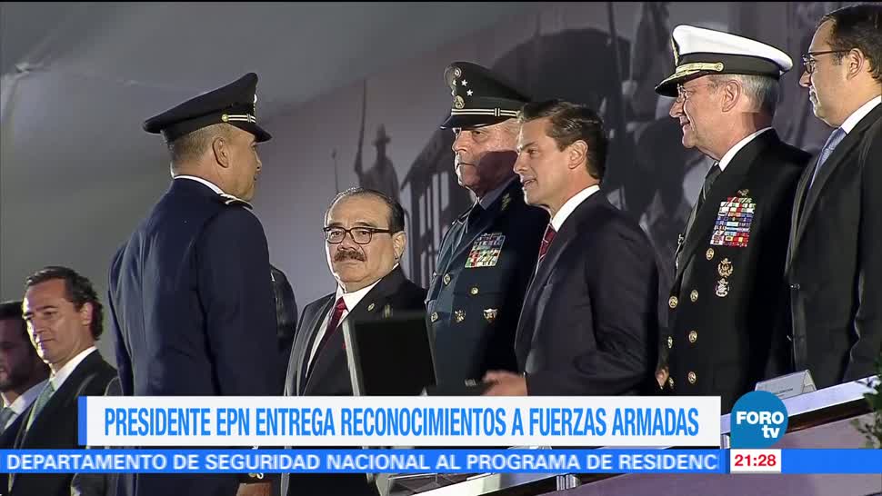 EPN entrega reconocimientos a Fuerzas Armadas