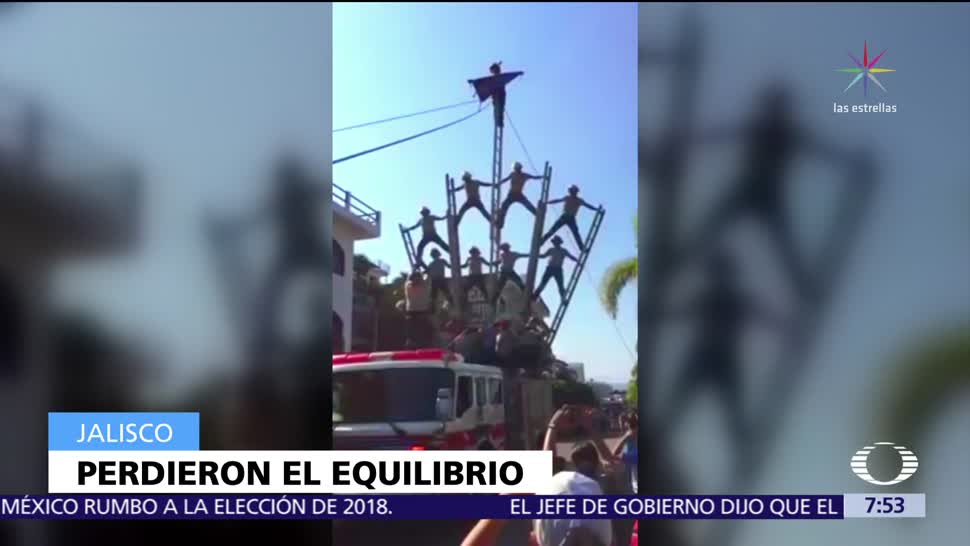 Bomberos se lastiman durante acrobacia en Puerto Vallarta