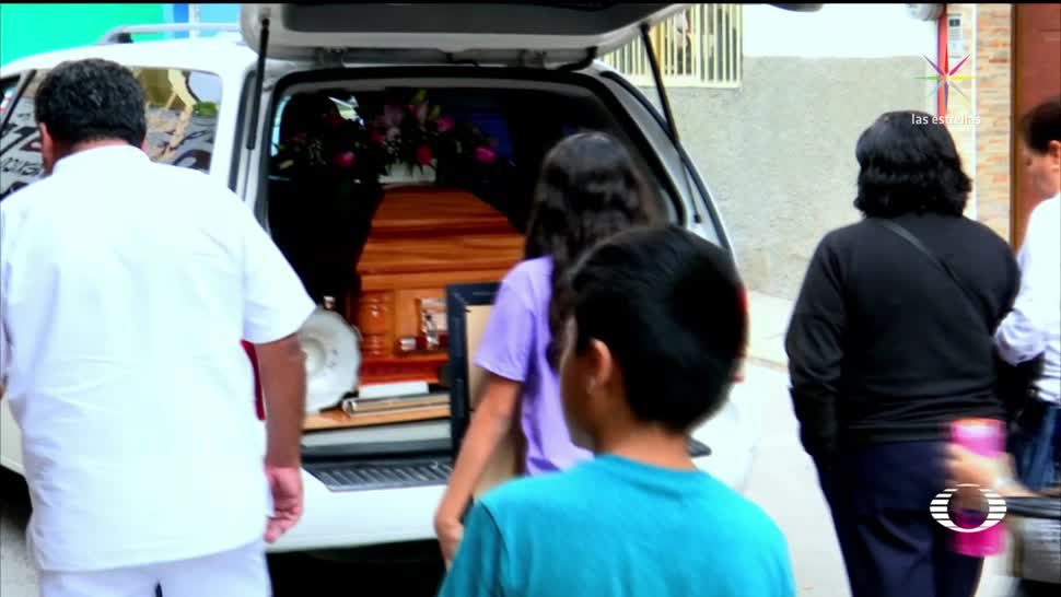 Despiden a la niña hallada en una cuneta en Guerrero