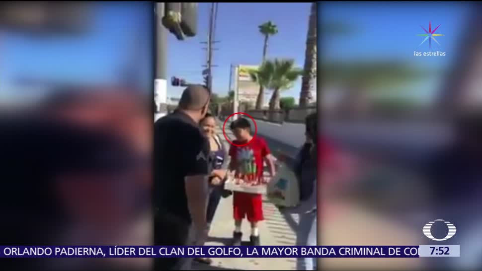 Policías de Los Angeles regalan pavo a migrantes que vendían dulces