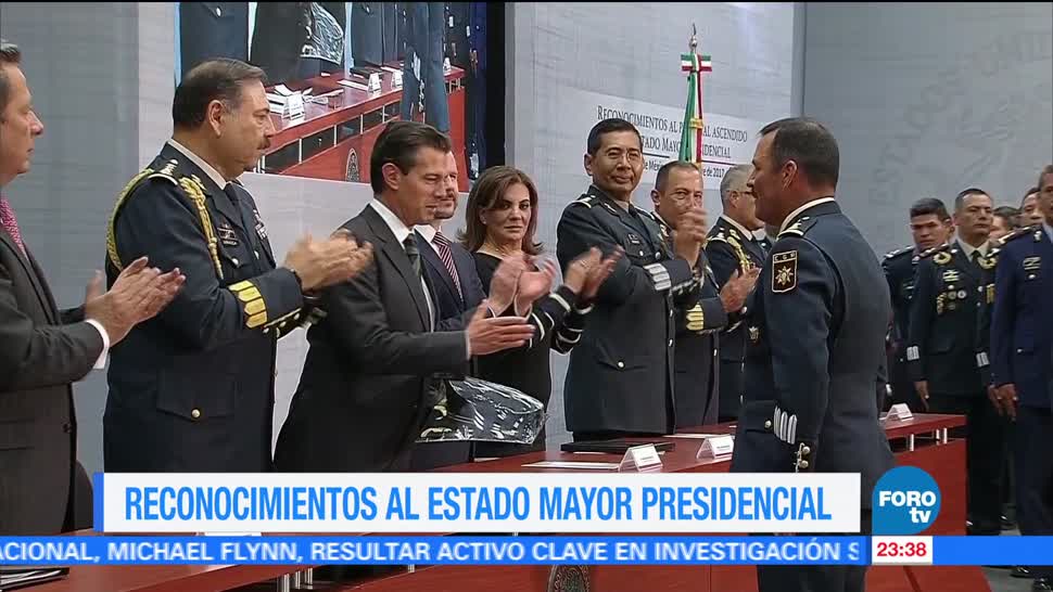Peña Nieto entrega insignias a elementos del Estado Mayor Presidencial