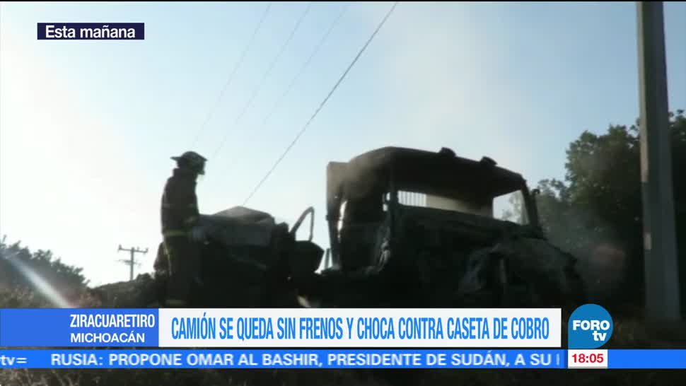 Camión sin frenos impacta caseta de cobro en Michoacán