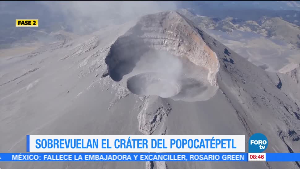 Sobrevuelan cráter del volcán Popocatépetl
