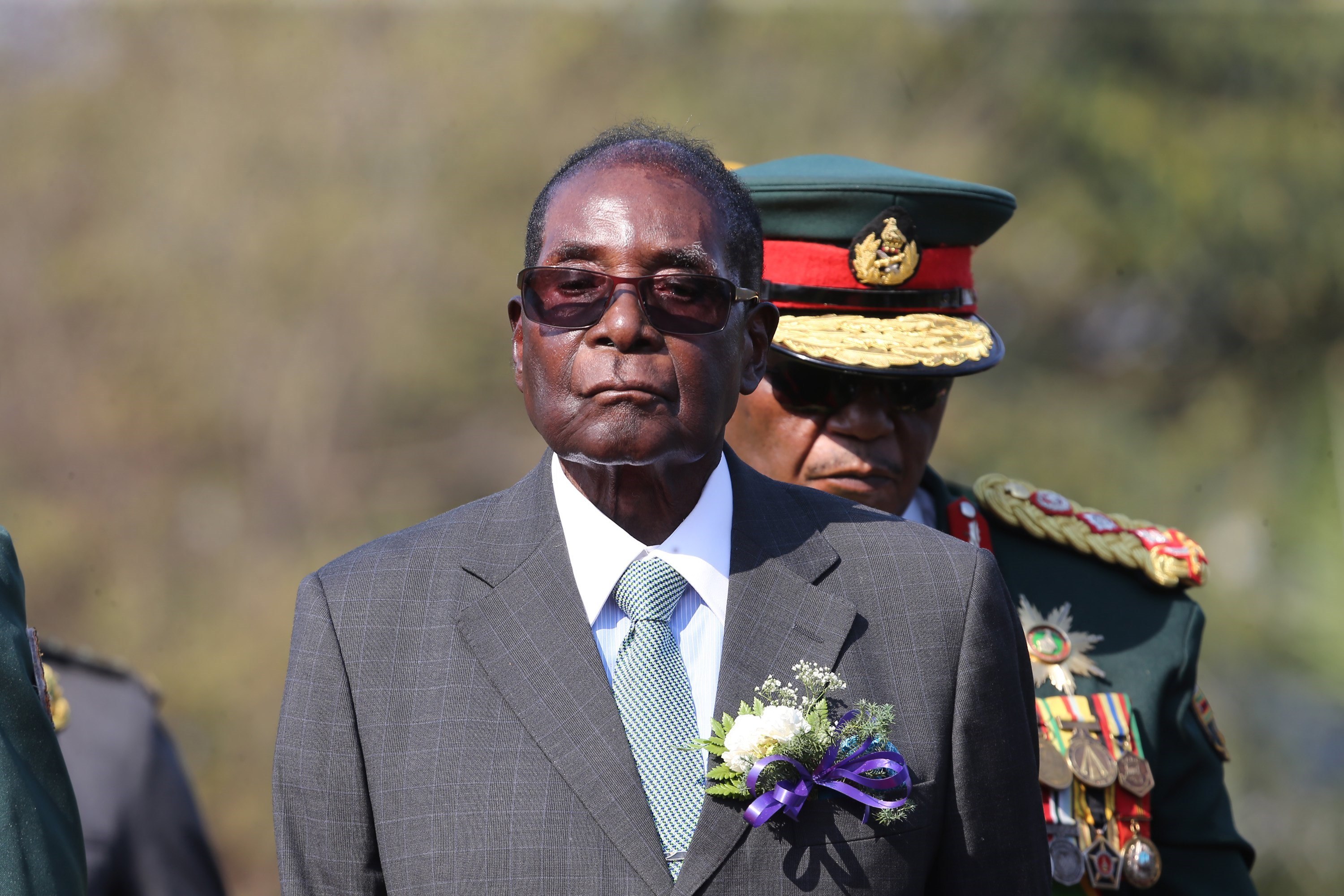 presidente zimbabue prepara dimitir intervencion militar