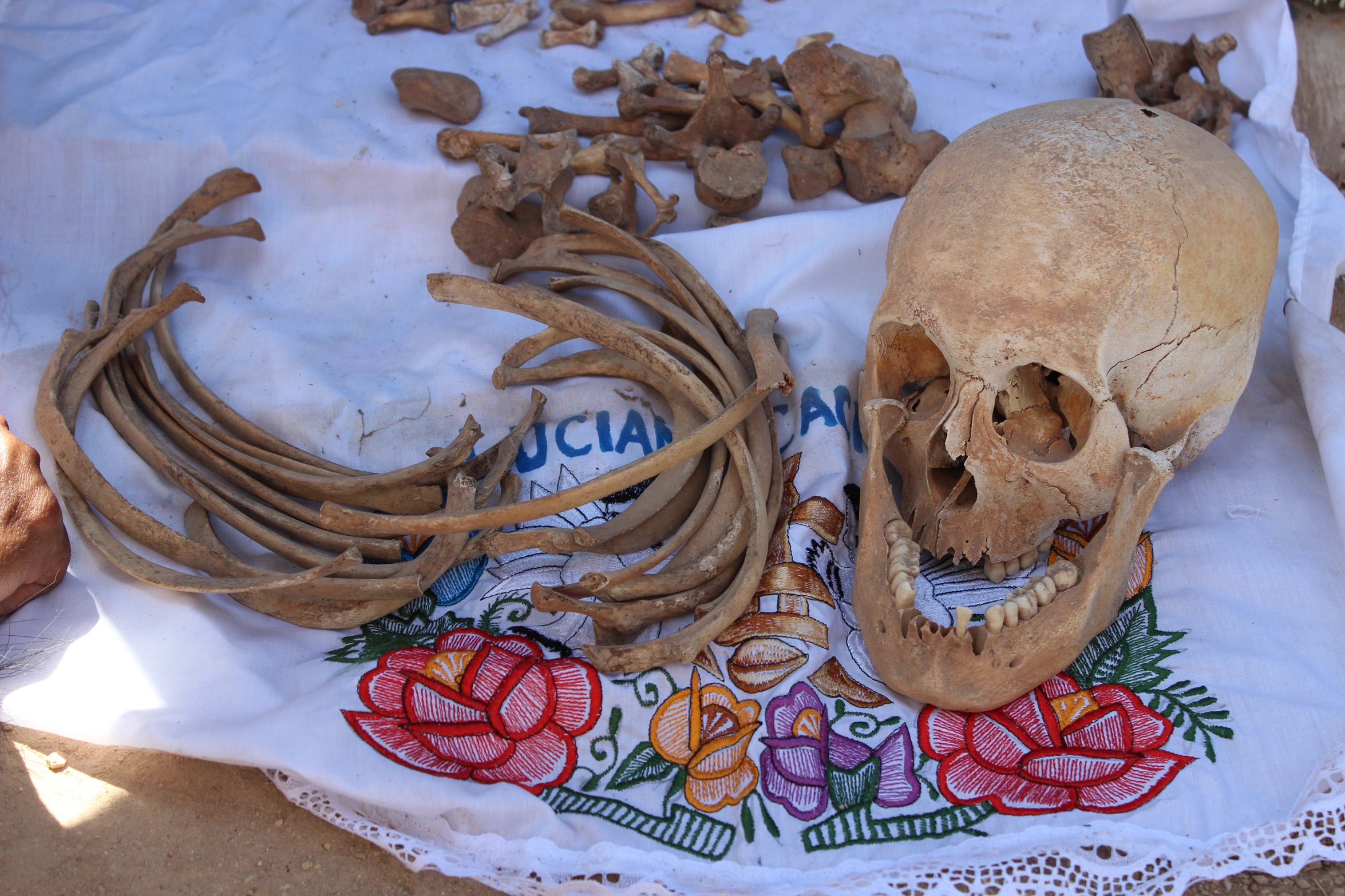 Limpian y visten restos de difuntos en Pomuch, Campeche