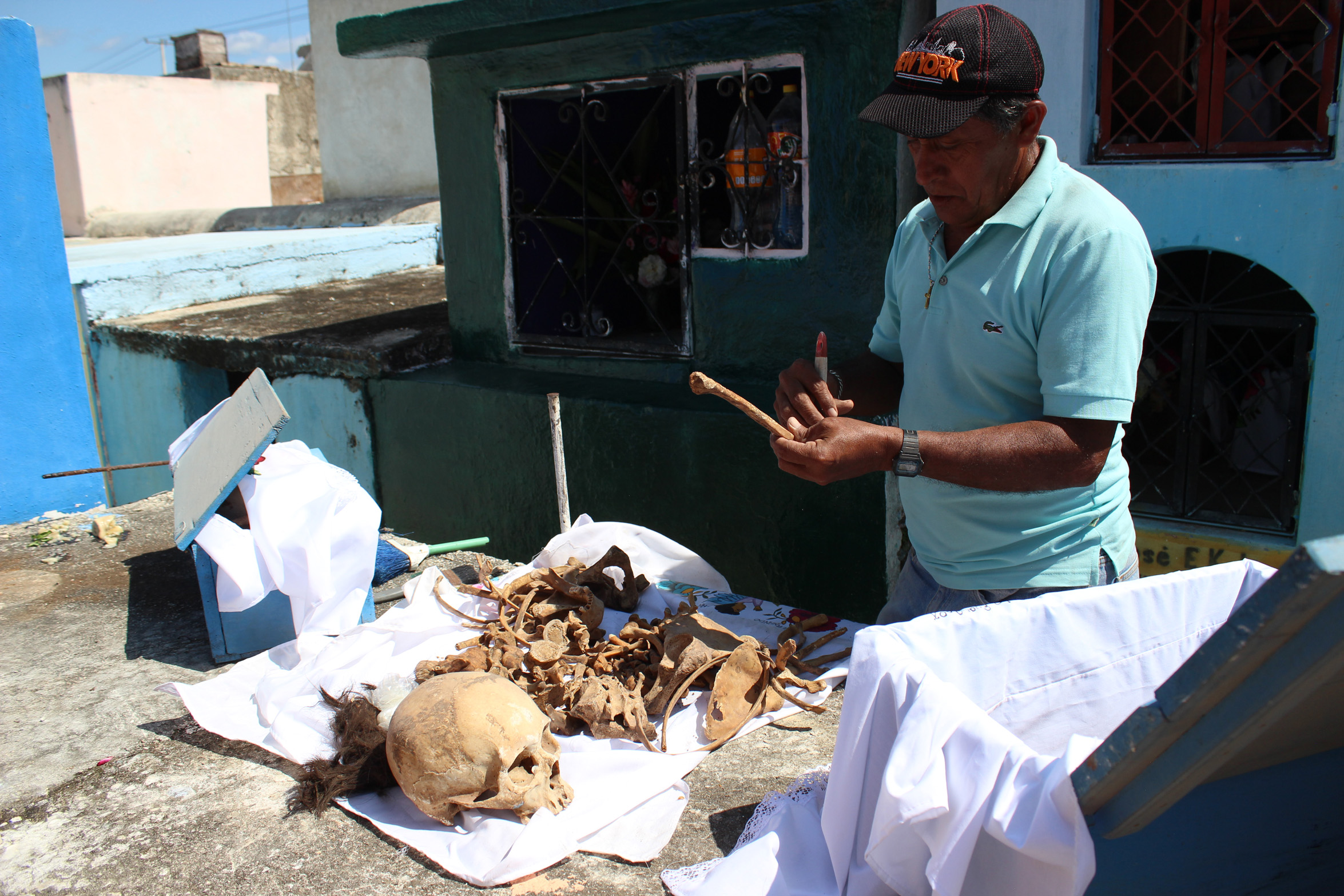 Limpian y visten restos de difuntos en Pomuch en Campeche
