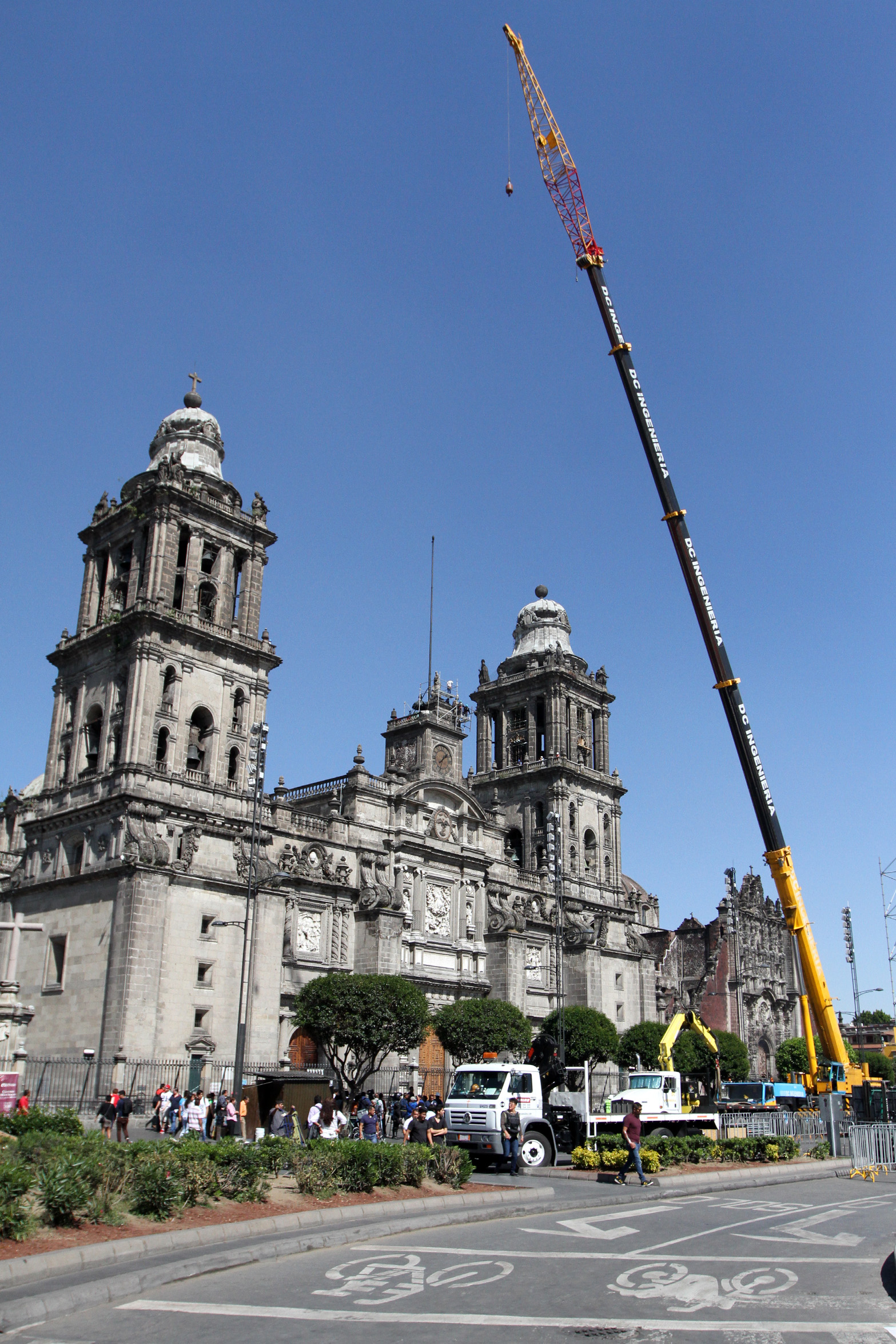 Desmontan esculturas de ‘Fe’ y la ‘Caridad’ de Catedral de la CDMX