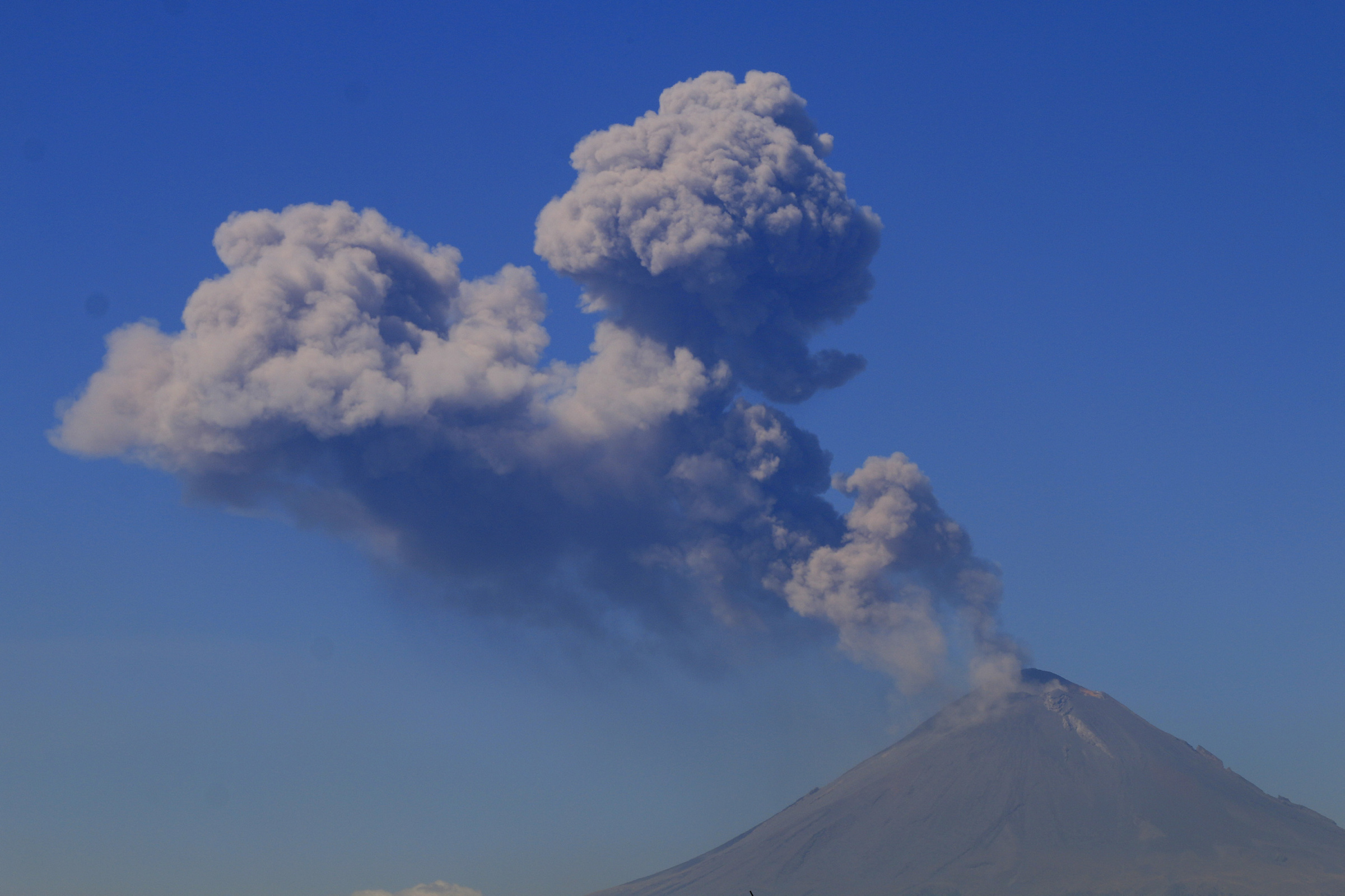 Volcán Popocatépetl emite fumarola de dos kilómetros