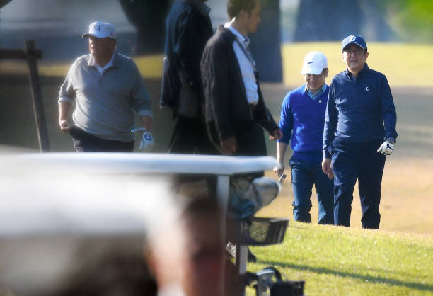 Se cae el primer ministro de Japón, Shinzo Abe, mientras jugaba golf con Trump
