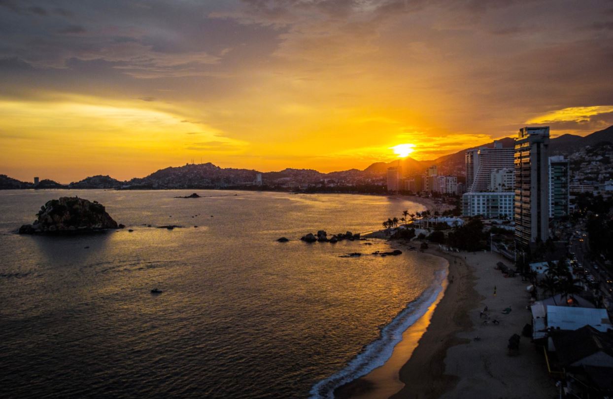 Turistas se relajan en playas de Acapulco durante puente vacacional