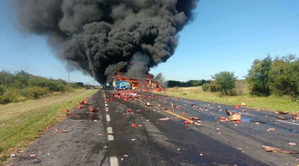 Una pipa y un autobús chocan en Ciudad Victoria, Tamaulipas, a la altura de la región de Oyama; hay dos personas muertas . (Twitter/@PoliciaFedMx)