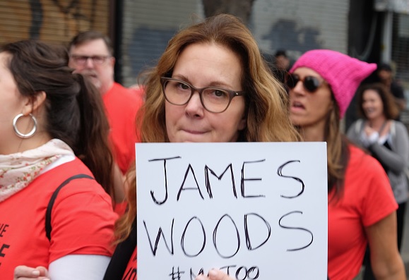 Actriz denuncia a James Woods en marchan en Hollywood contra abuso sexual