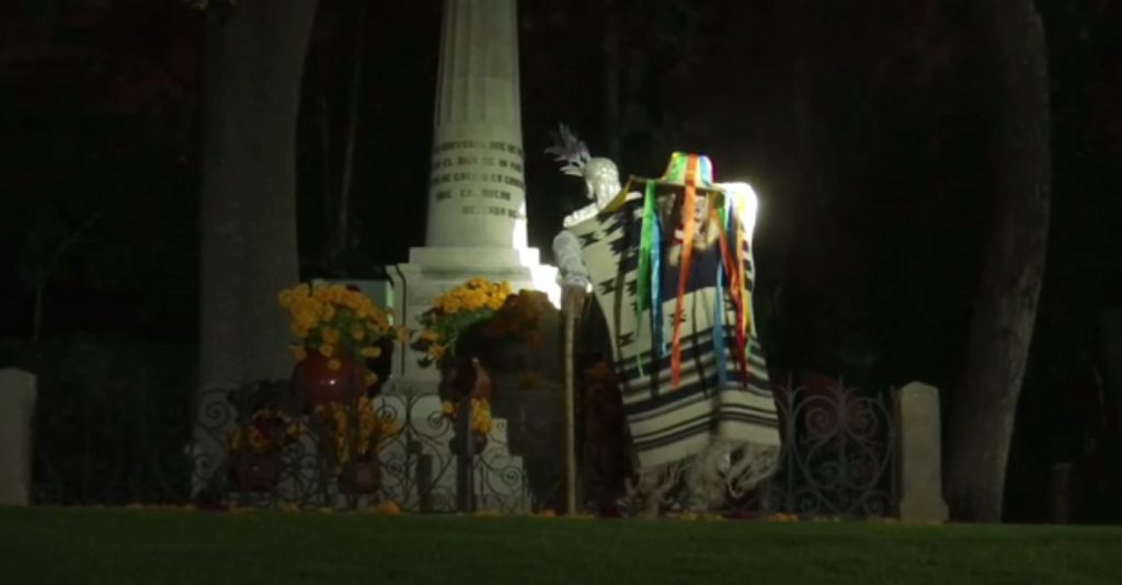 Al estilo michoacano celebran el Día de Muertos en panteón de Dolores