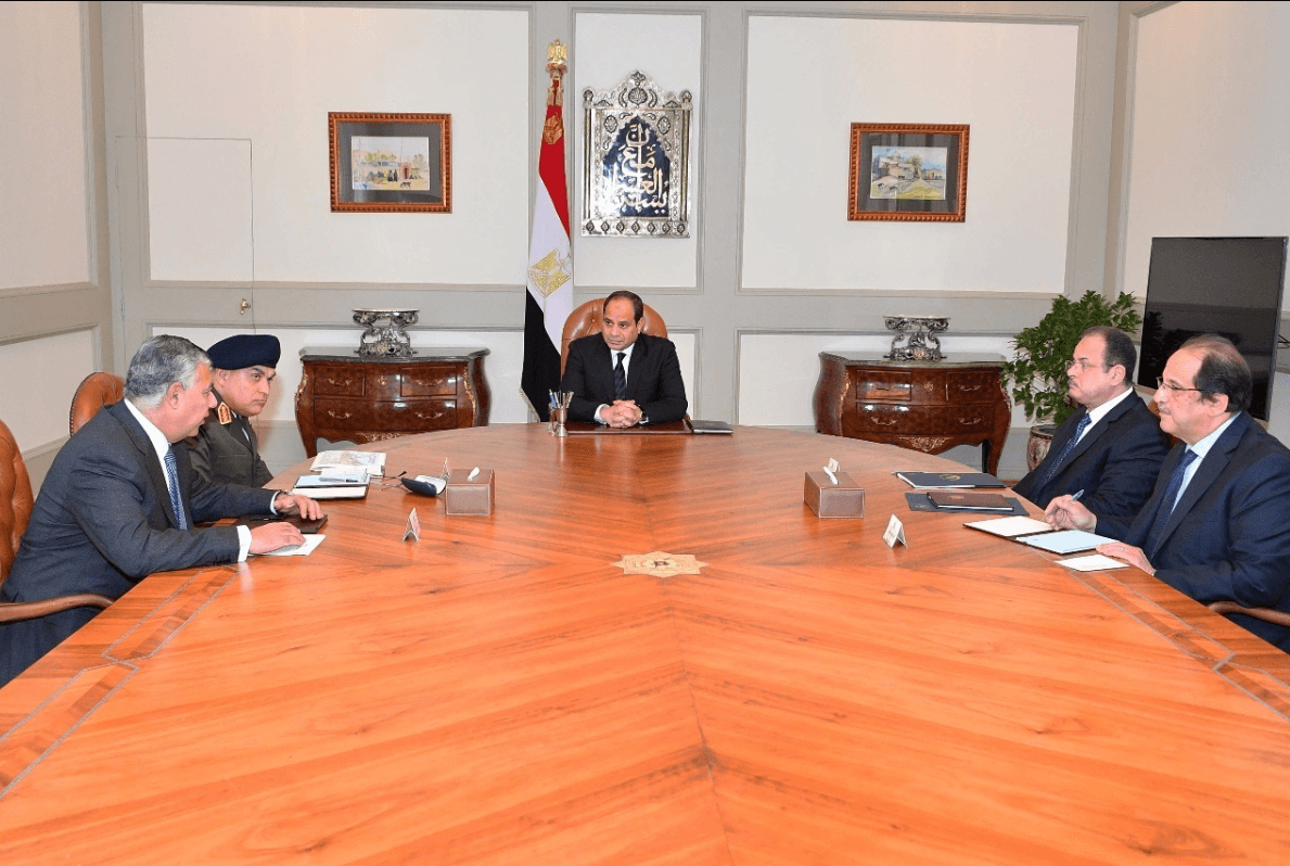 Al Sisi, al centro, se reúne con colaboradores tras atentado