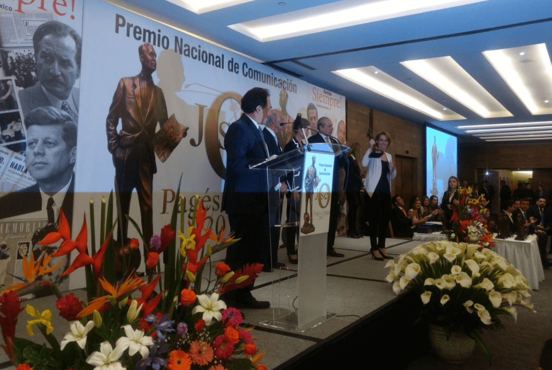 Ana Francisca Vega recibe el premio 'José Pagés' otorgado a Despierta