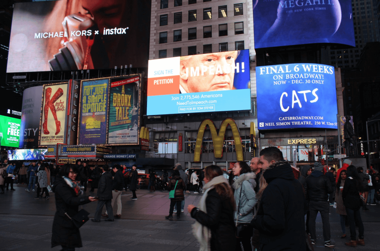 Anuncio en Times Square contra Trump. (@Notimex)