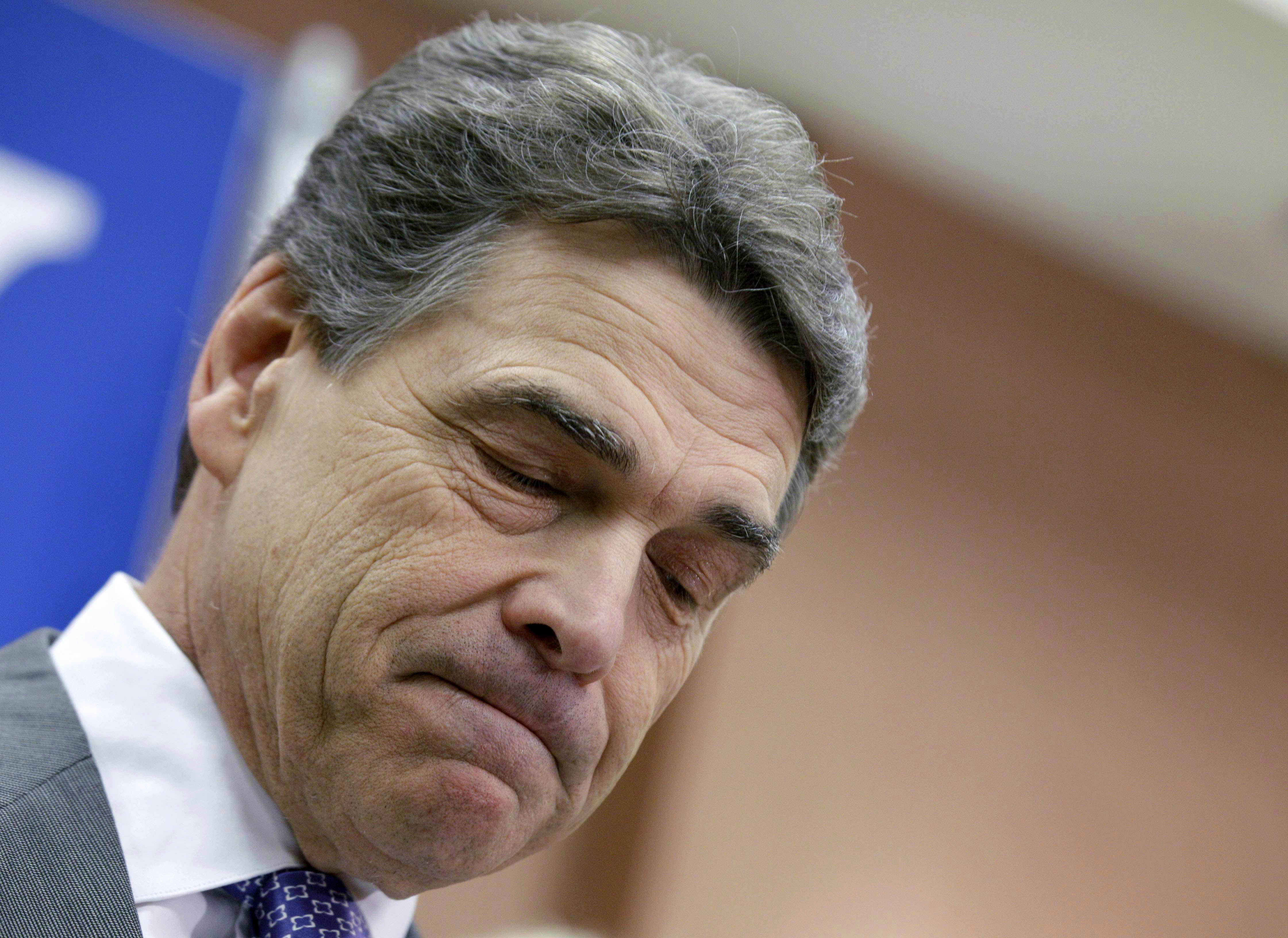 Piden cese de Rick Perry por vincular energía fósil a violaciones