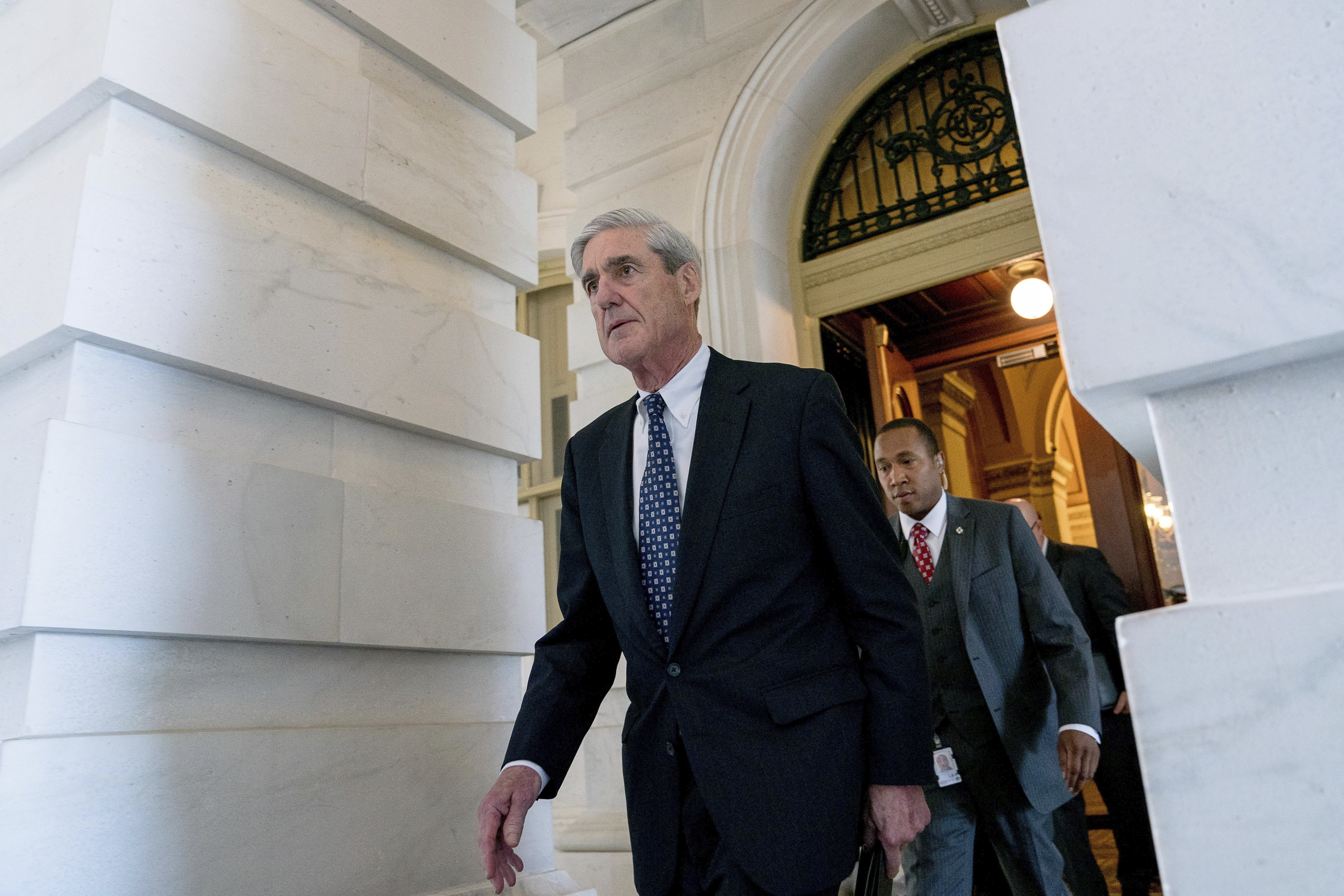 Mueller tiene pruebas suficientes para acusar a exasesor de Trump, según NBC