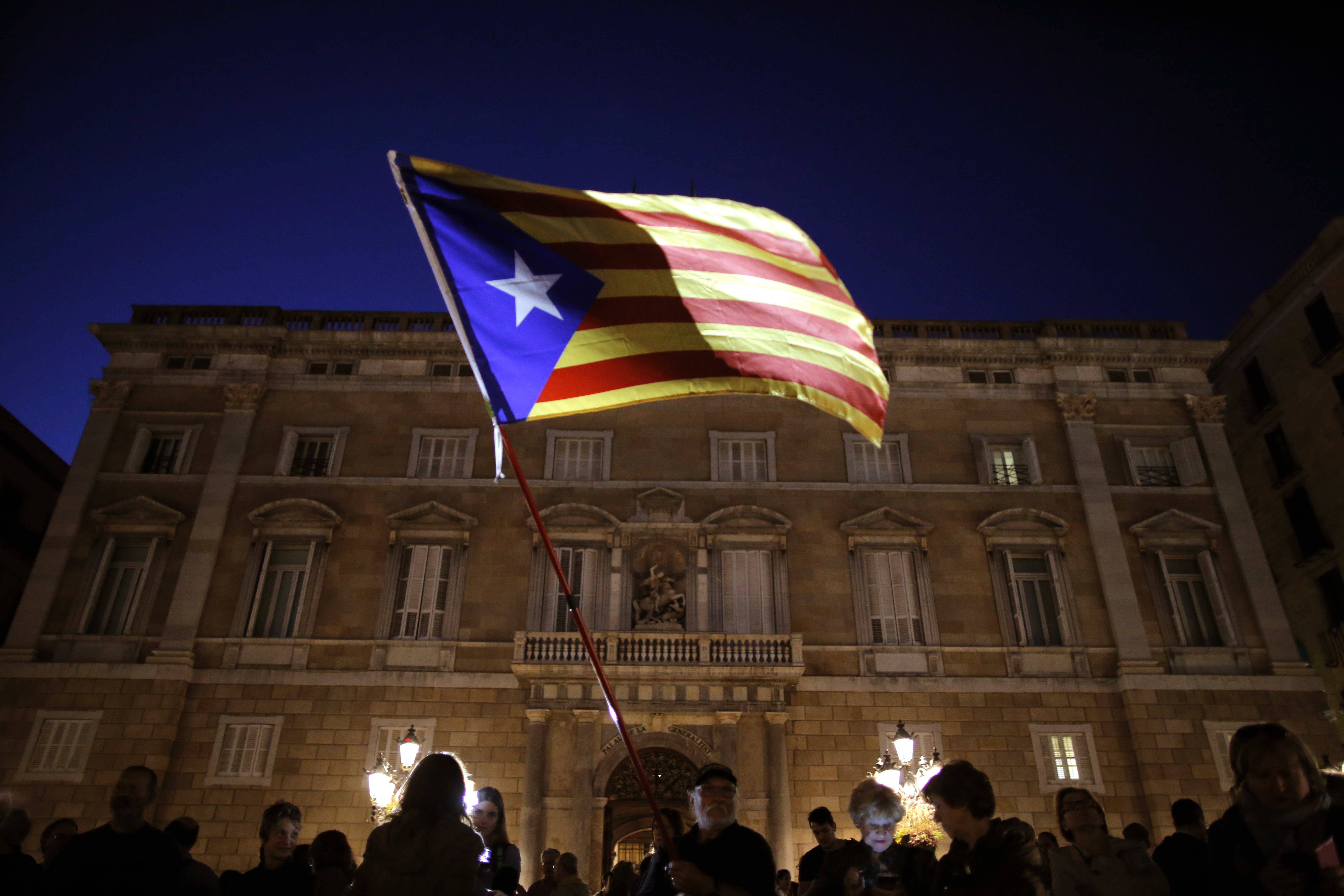 Miles se manifiestan en Barcelona para exigir libertad de exconsejeros de Puigdemont