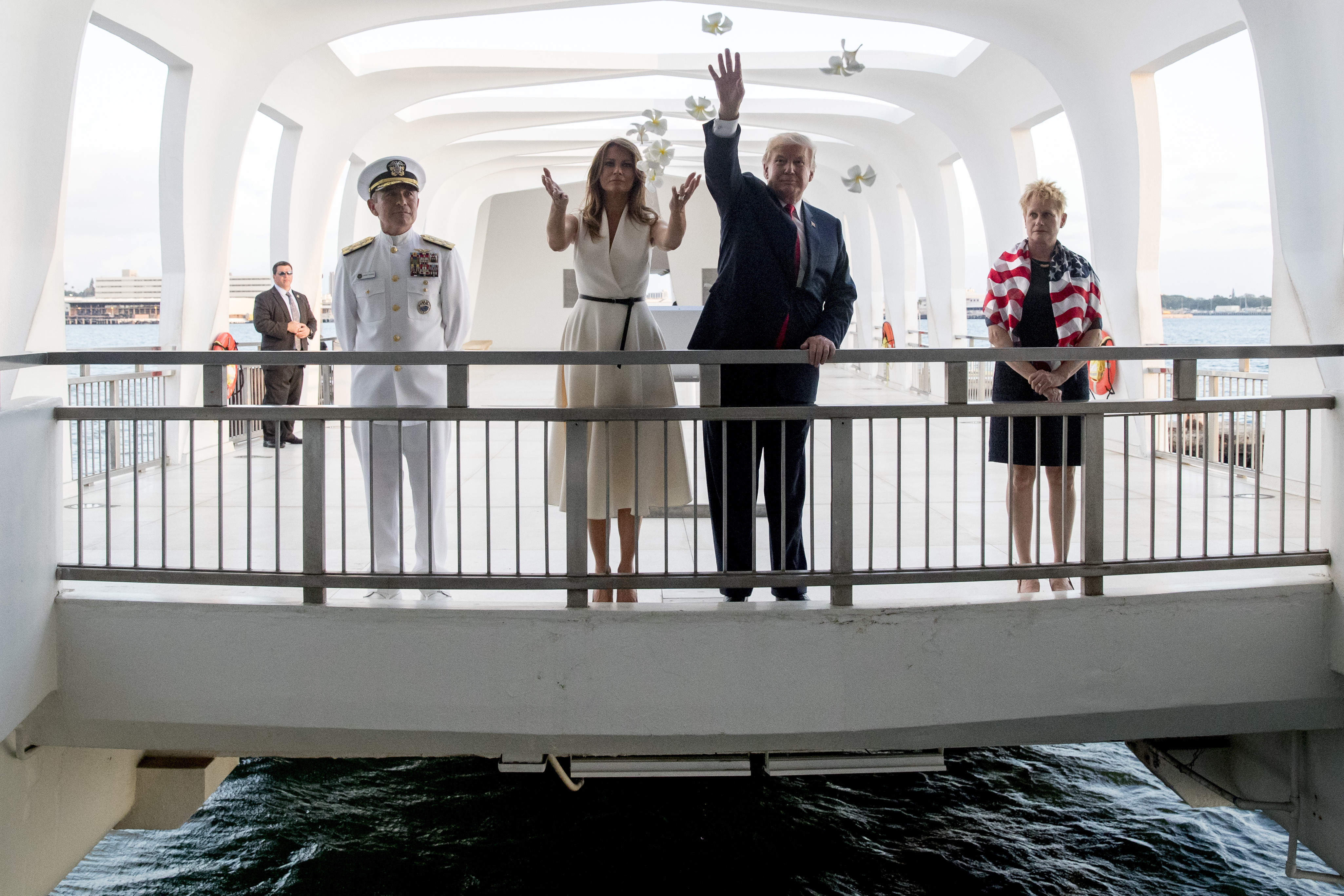Trump recuerda a los caídos de Pearl Harbor, durante escala en Hawaii