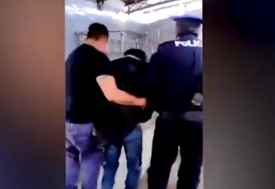 policia capitalina rescata hombre deficiencia visual que cayo vias metro