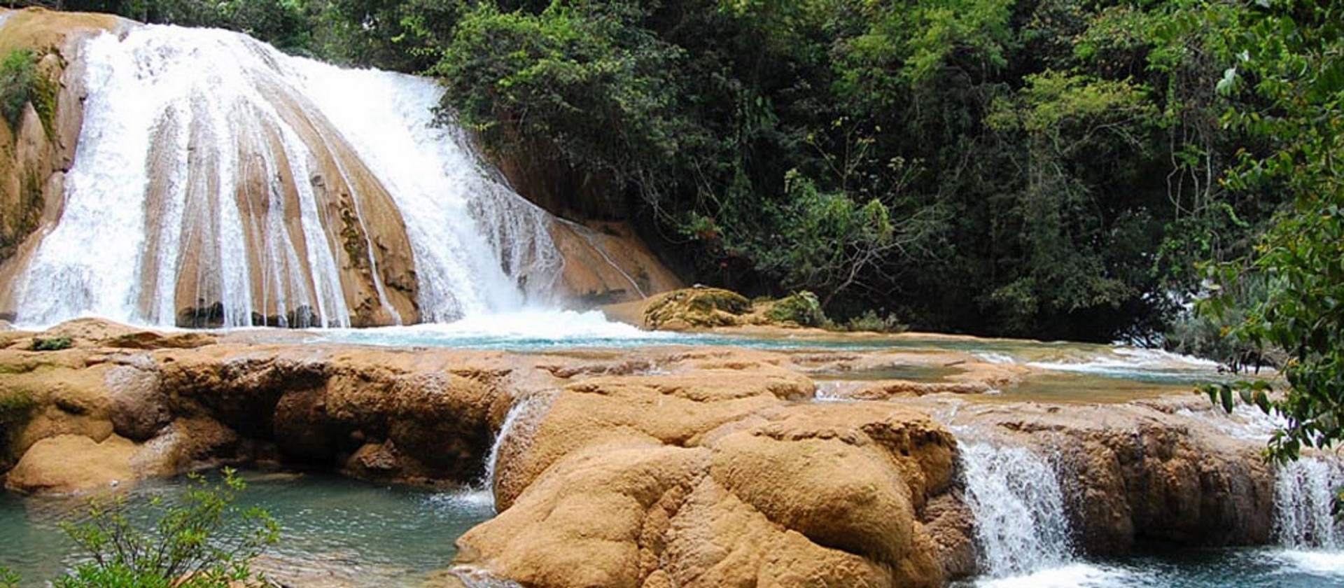 Baja fluido en cascadas de Agua Azul en Chiapas