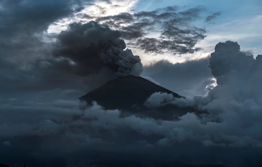 Bali eleva alerta de aviación al máximo ante erupción del volcán Agung