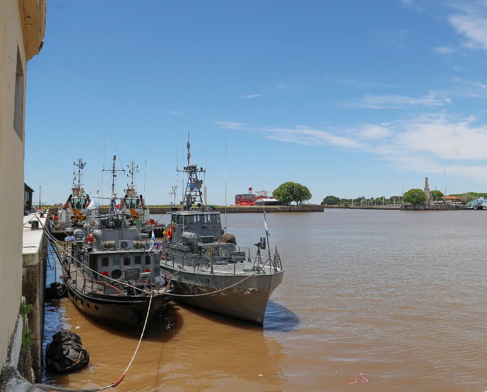 aeronaves y barcos buscan submarino argentino