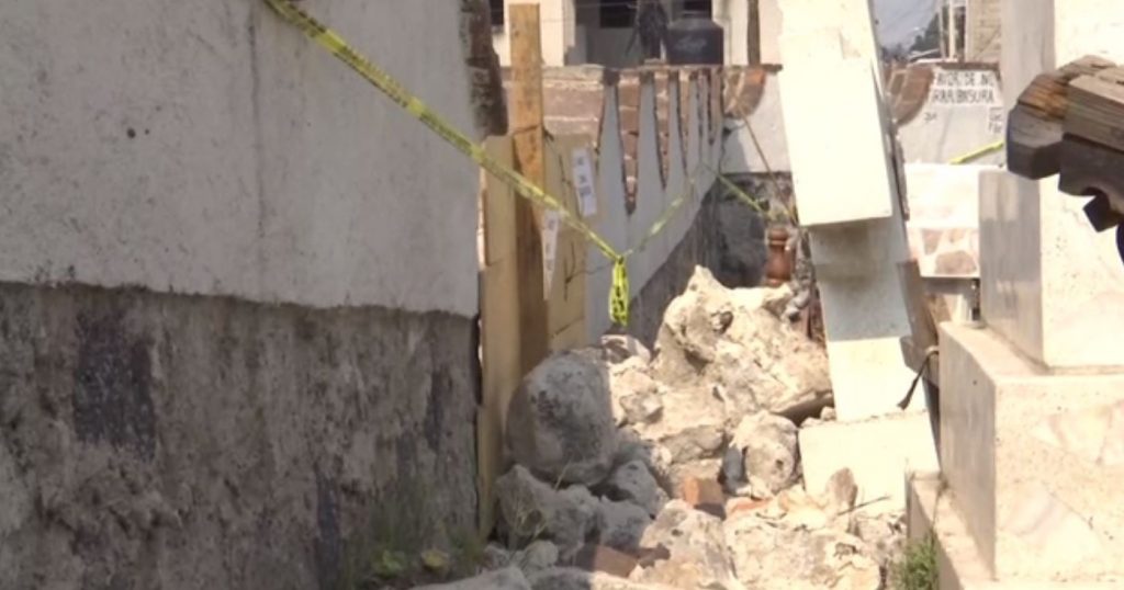 Barda perimetral y tumbas del panteón de Mixquic, dañadas tras sismo 19S