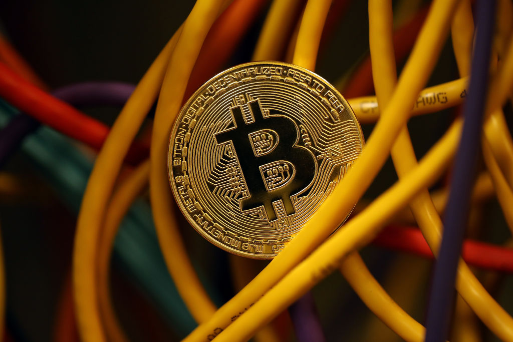 Moneda virtual Bitcoin rompe barrera 10 mil dólares
