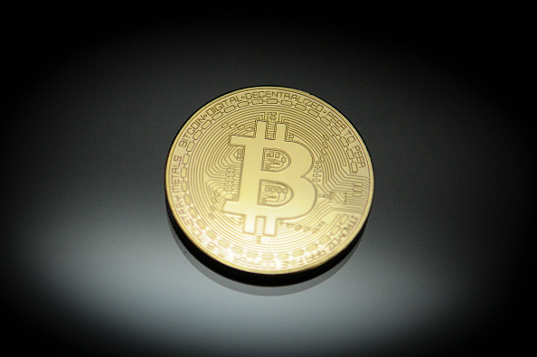 Bitcoin se recupera tras perder casi un tercio de su valor