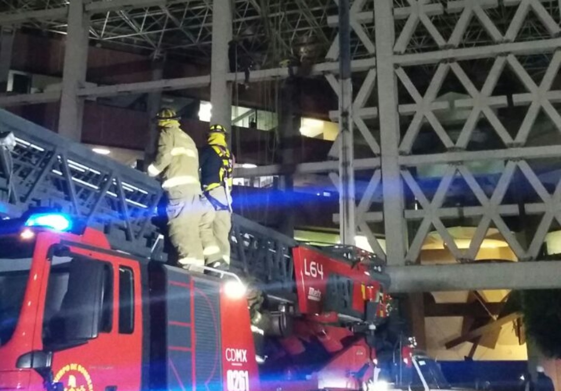 bomberos rescatan tres trabajadores colgados andamio uam