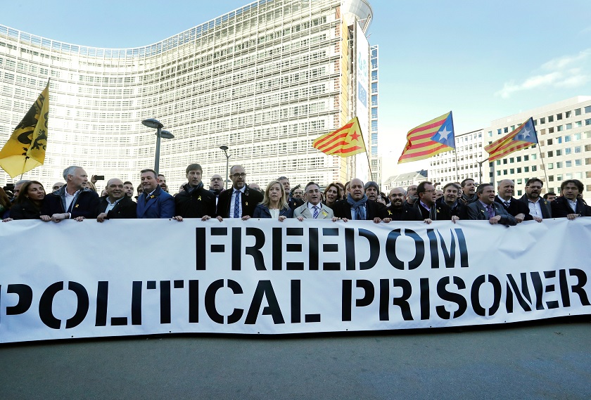 Alcaldes catalanes viajan a Bélgica para apoyar a Puigdemont