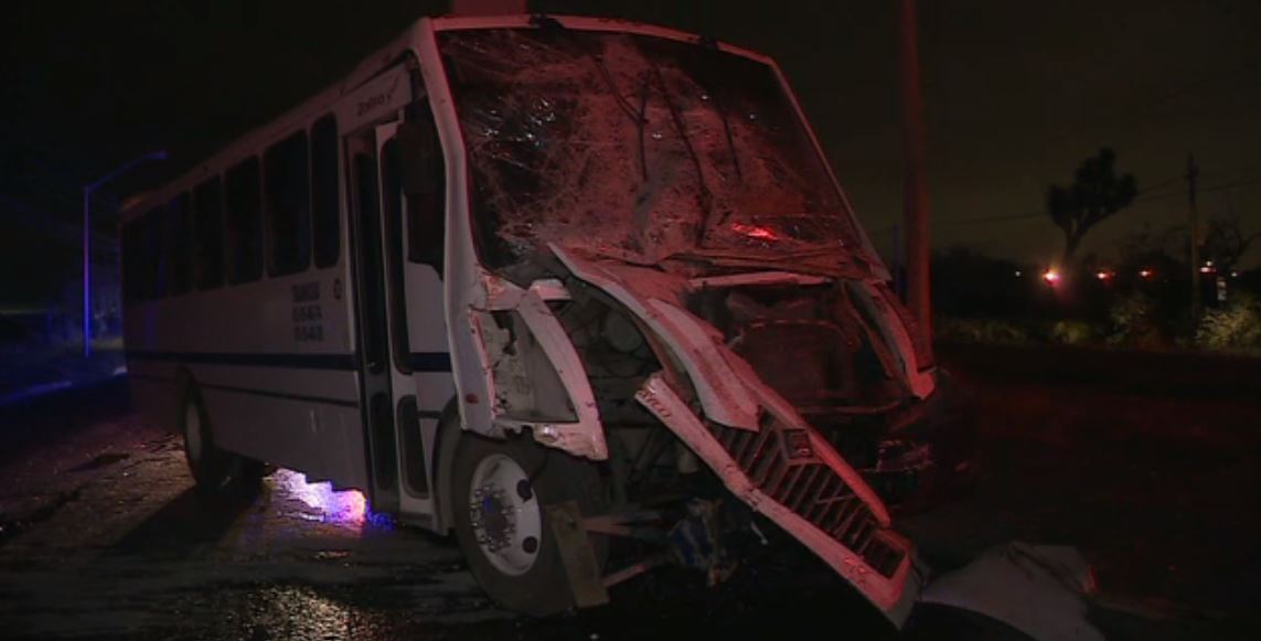 Caja de tráiler impacta autobús de trabajadores en Apodaca; hay 10 heridos