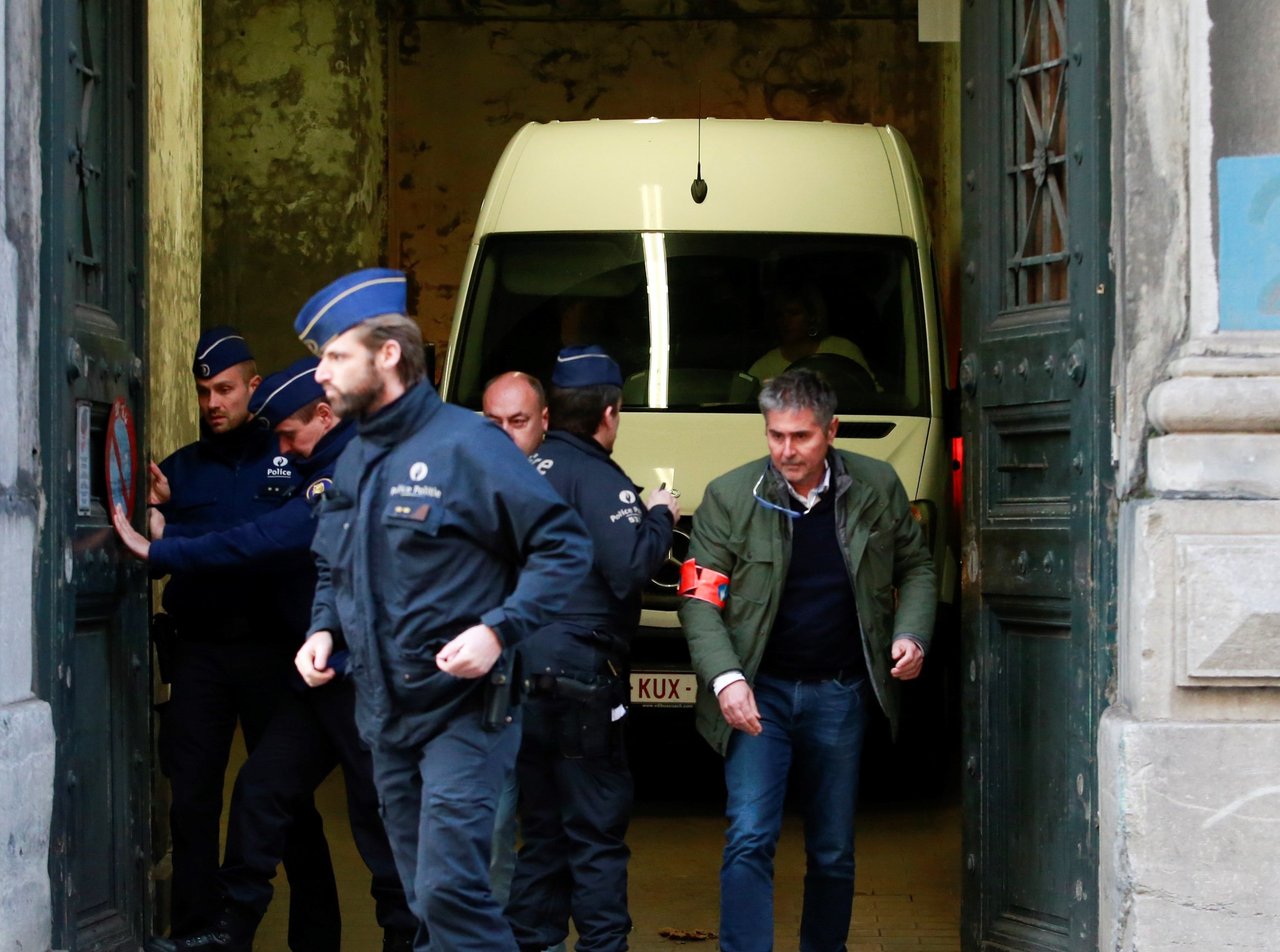 Camioneta donde Carles Puigdemont y exconsejeros llegaron al tribunal de Bruselas