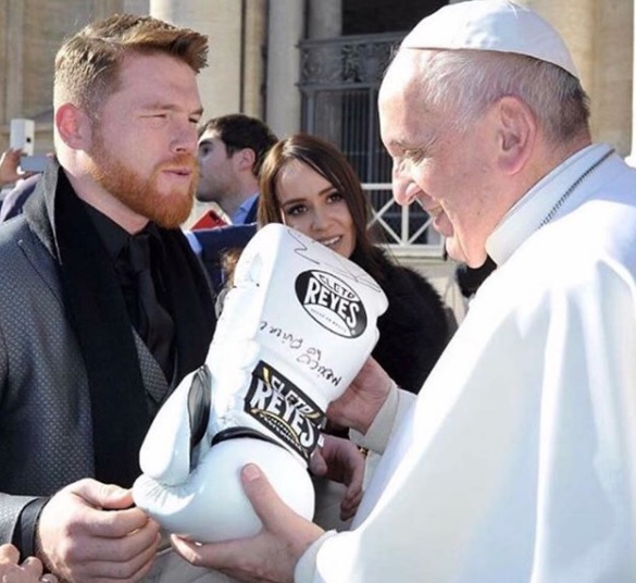 El 'Canelo' Álvarez regala unos guantes de box al papa Francisco