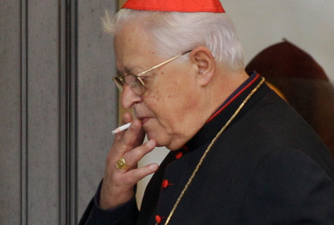 Un cardenal fuma dentro del Vaticano